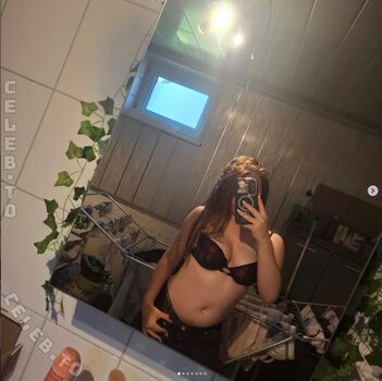 Full leaked Ossi mia private onlyfans photo
