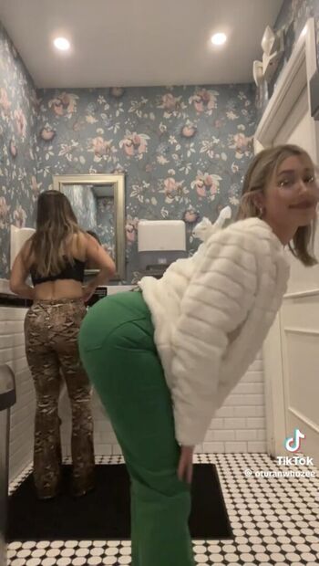 Full leaked Oturanwhozee page private onlyfans photo