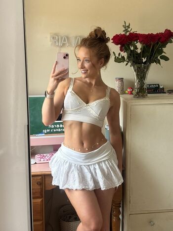 Full leaked Phoebeisginger private onlyfans photo