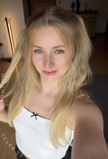 Full leaked Poolblondii private onlyfans photo