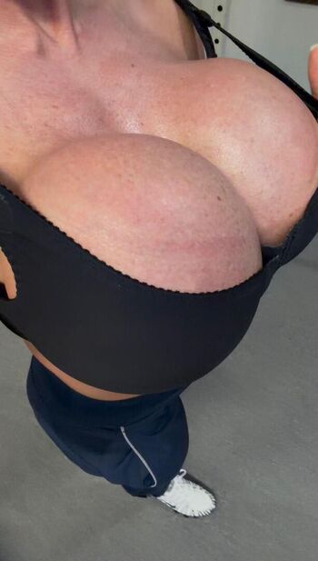 Full leaked Queenmuscleboobs private onlyfans photo