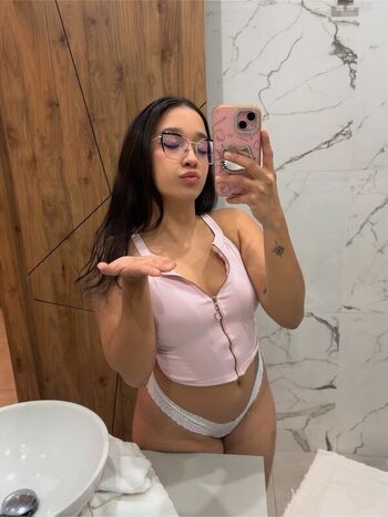 Full leaked Rosiebaee private onlyfans photo