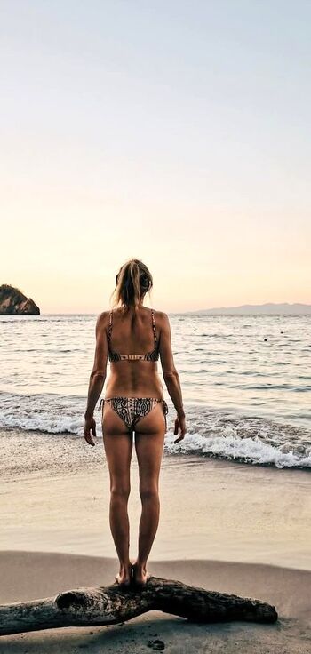 Full leaked Sarah chalke private onlyfans photo