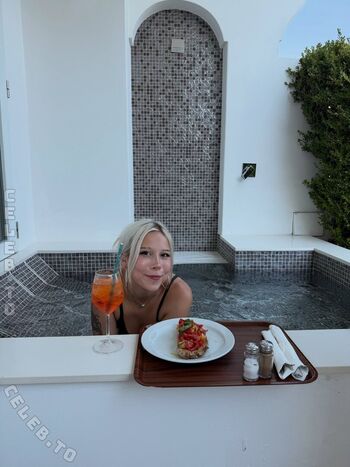 Sarahtoninx9_