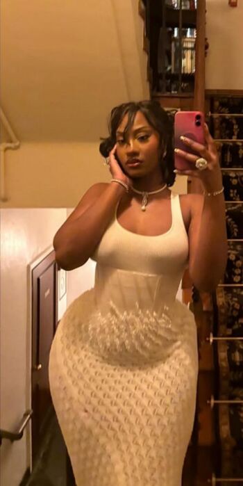 Full leaked Lucycombe/ private onlyfans photo