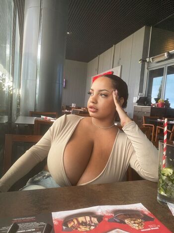 Thegirlinred0