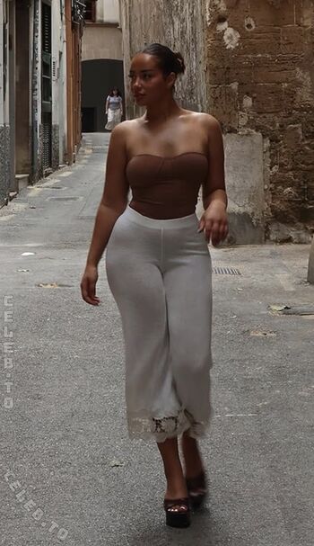 Full leaked Valonaash private onlyfans photo