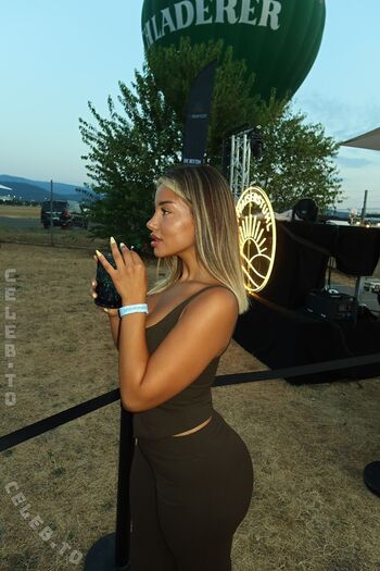 Full leaked Valonaash private onlyfans photo