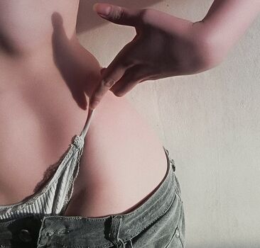 Full leaked Avril hall/ private onlyfans photo