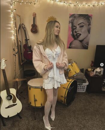 Full leaked Sophie logan/ private onlyfans photo