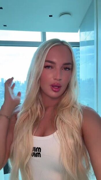 Full leaked Who is this / private onlyfans photo