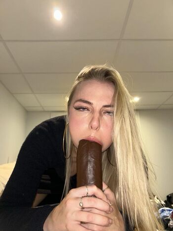 Full leaked Sinn sage/ private onlyfans photo