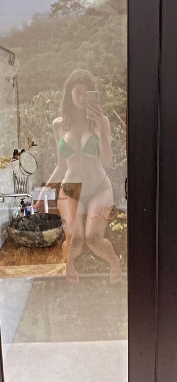 Full leaked Emilyzoe/ private onlyfans photo