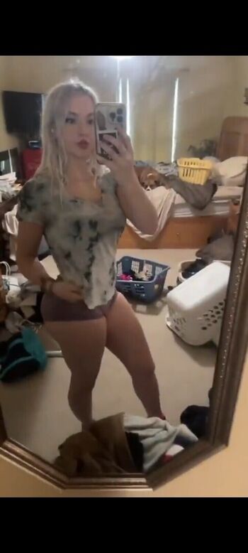 Full leaked Emilee/ private onlyfans photo