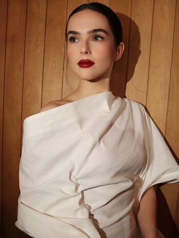 Full leaked Zoey deutch page private onlyfans photo