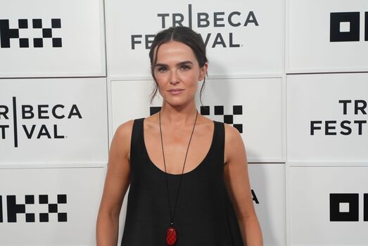 Full leaked Zoey deutch page private onlyfans photo